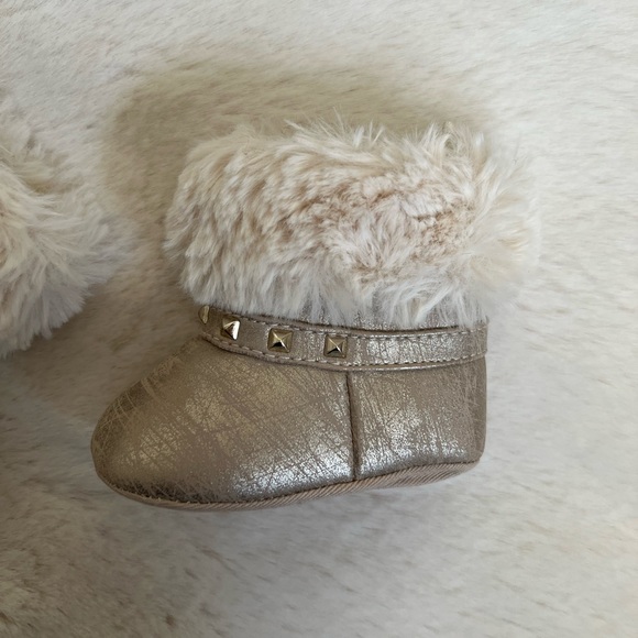 The Children’s Place Baby Girl Soft Fur Boots SZ 0-3m✨ - Picture 3 of 7